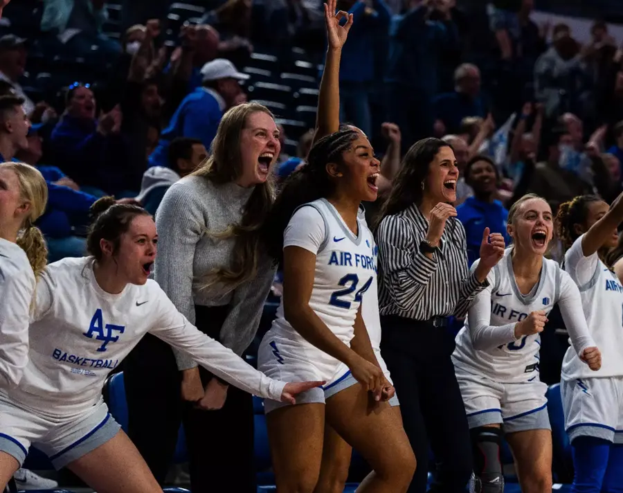 basketball players cheering