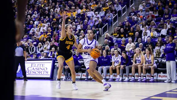 women playing basketball
